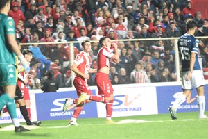 Dos postales: gol y beso. Gonzalo Morales, el día de su bautismo de fuego con la rojiblanca a bastones frente a Racing. Después, vino el doblete contra Estudiantes en UNO. El chico del momento. Crédito: Manuel Fabatía