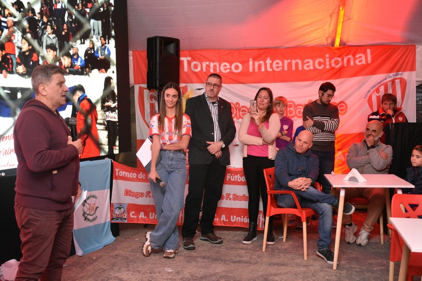 Gerdo Barisone. Palabras de agradecimiento y pedido de apoyo del mundo futbolero para el torneo que se viene en pocos días. Como cada año, el momento de máxima emoción de la noche de la presentación del torneo "Diego Barisone se dio con las palabras de papá Barisone". Crédito: Manuel Fabatía.