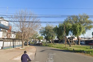El hecho se registró en inmediaciones de bulevar Oroño y Ameghino, a metros de una escuela. Crédito: Google Street View.