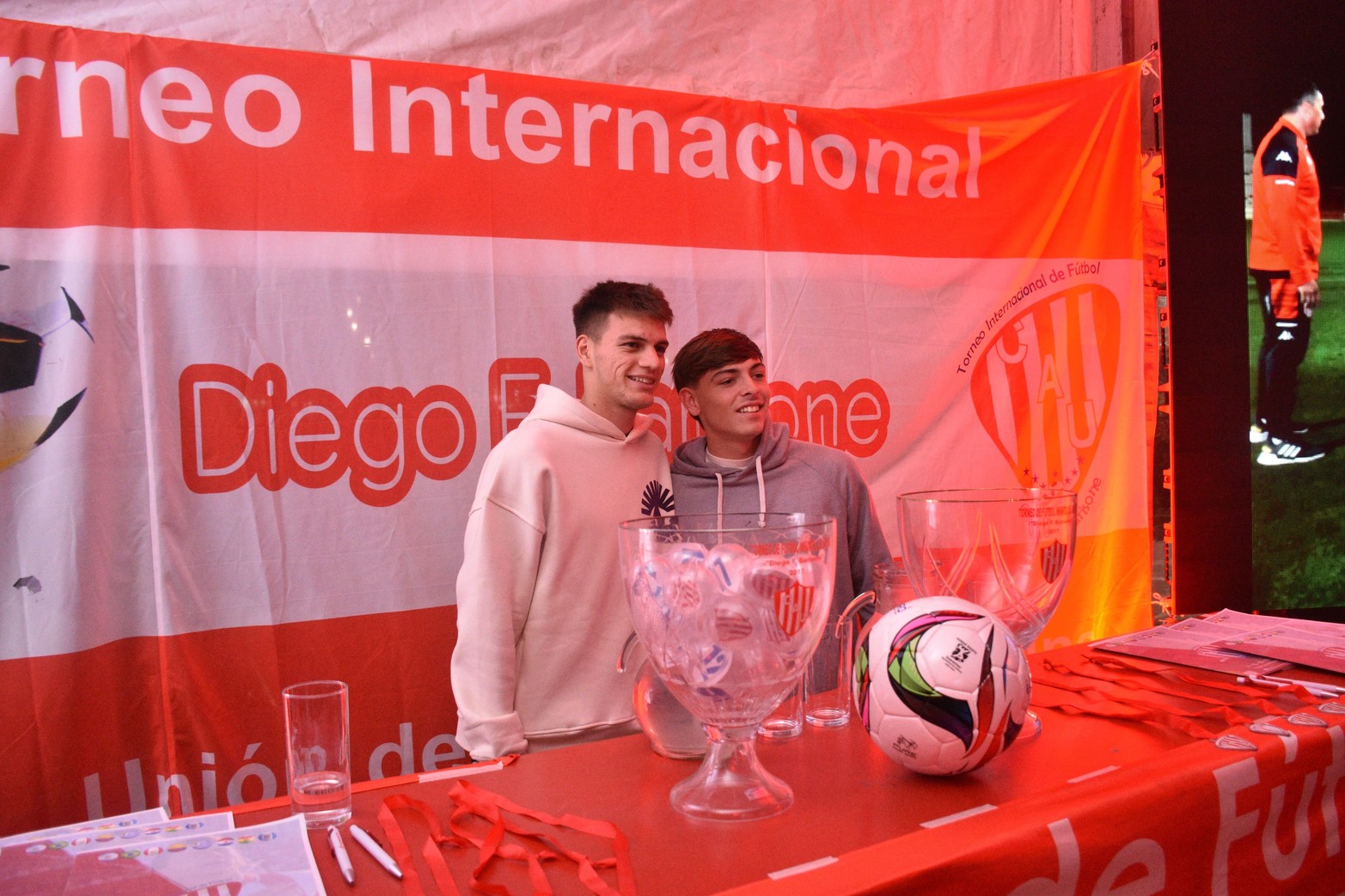 Presentación Torneo Diego Barisone. Los jugadores de inferiores, ahora en Primera División, Kevin Zenón y Jerónimo Dómina estuvieron preseente y fueron parte del sorteo. 