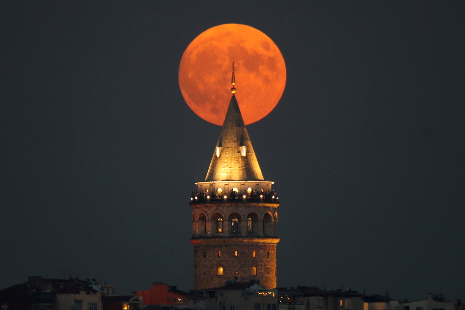 La "Luna Azul" se eleva detrás de la Torre de Gálata en Estambul, Turquía. Créditos: Dilara Senkaya/ Reuters