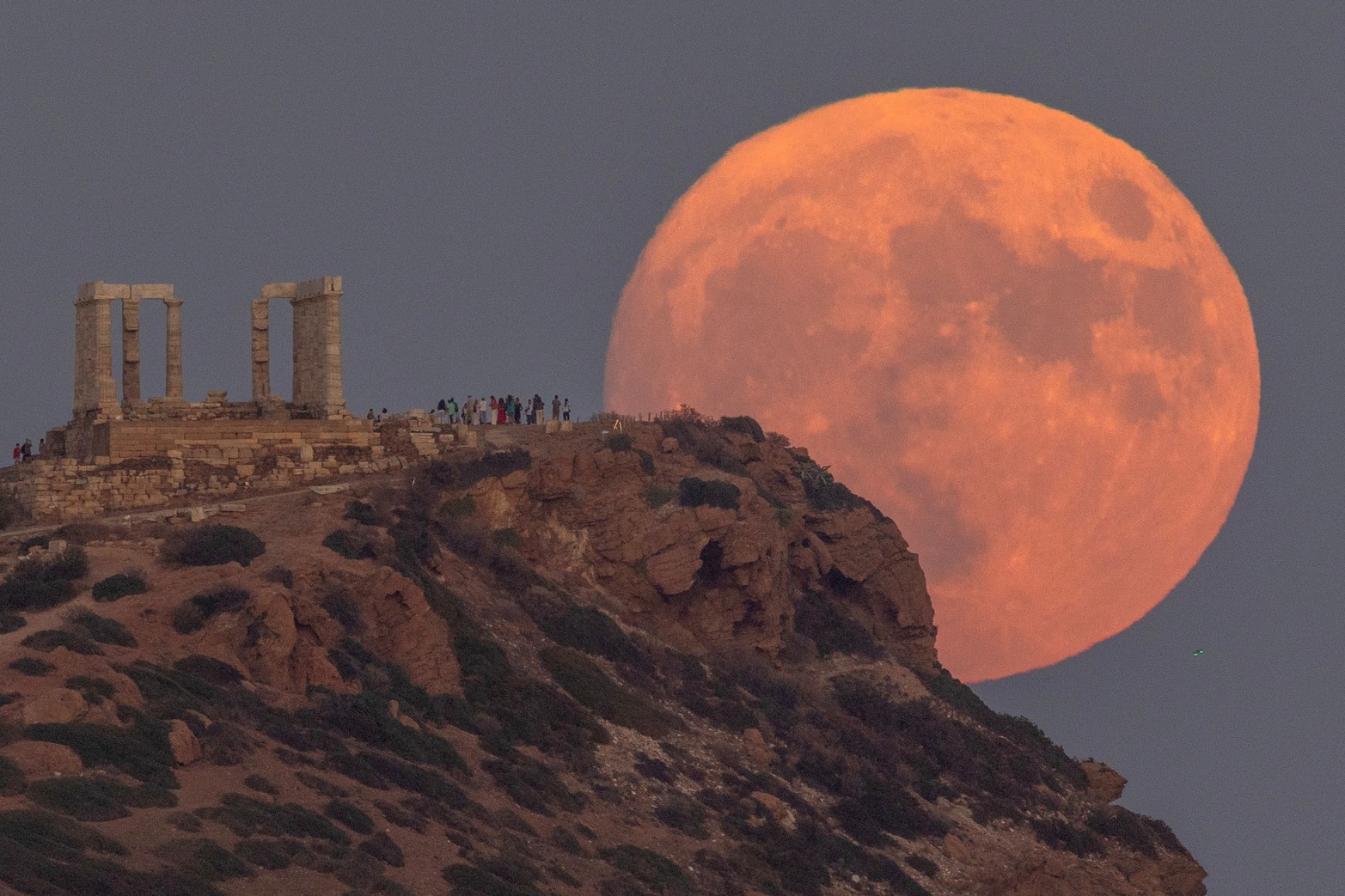 La 'Luna Azul' se eleva detrás del Templo de Poseidón, en Cabo Sounion, cerca de Atenas, Grecia. Créditos: Stelios Misinas/Reuters