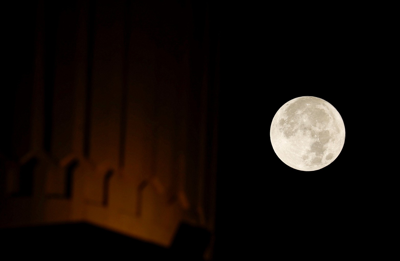 La Luna Azul, la súper luna en el cielo de Gaza, en Khan Younis, en el sur de la Franja de Gaza. Créditos: Ibraheem Abu Mustafa/Reuters
