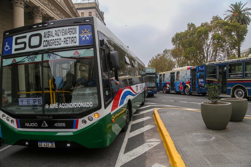 Colectivos y trenes mantiene precios congelados.