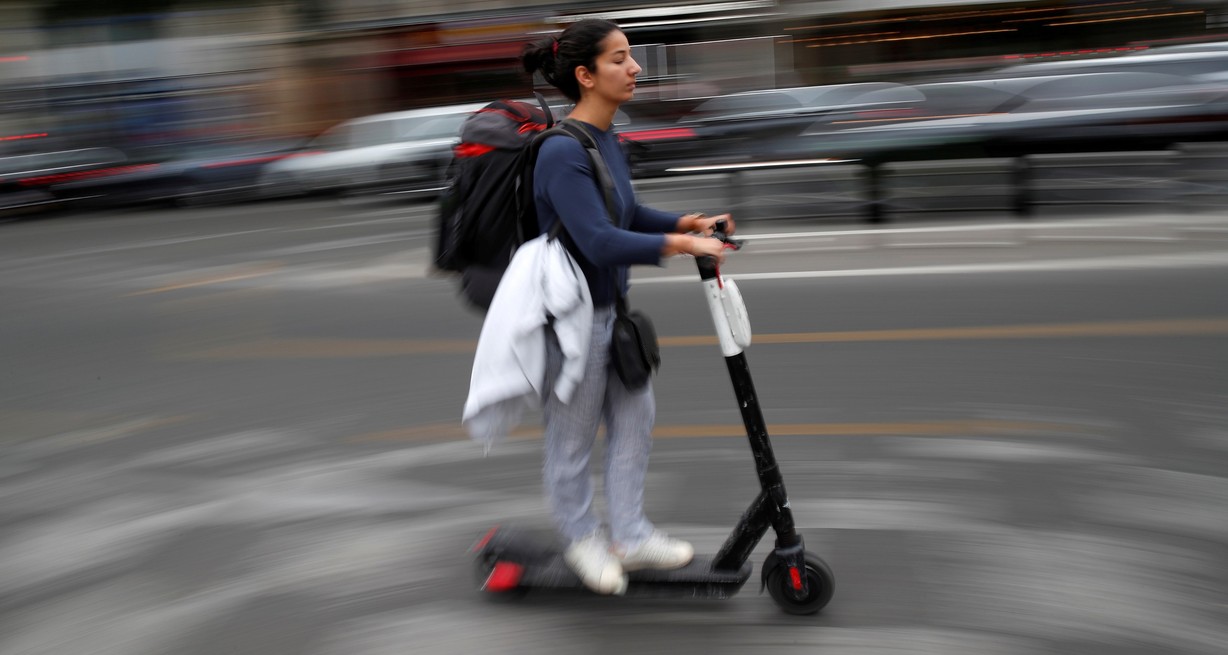 París prohíbe el uso de los patinetes eléctricos de alquiler tras