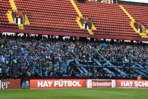 Las fuerzas armadas santafesinas reaccionaron ante la provocación de los hinchas de Belgrano que no querían subir a los micros que los habían trasladado. Crédito: Luis Cetraro.