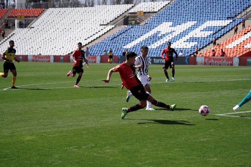 La definición del volante que llegó de River (Galván) y que hizo méritos suficientes para que Pipo lo tenga en su consideración.