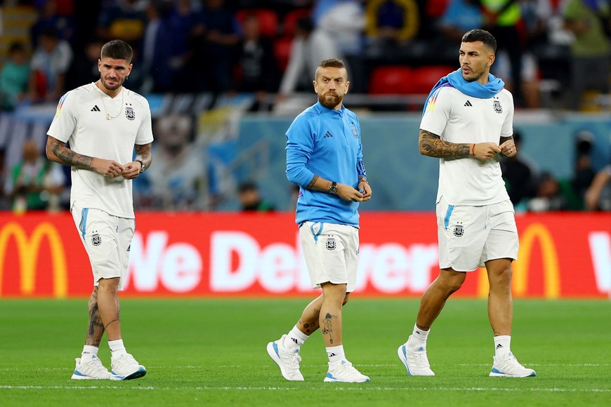 Soccer Football - FIFA World Cup Qatar 2022 - Round of 16 - Argentina v Australia - Ahmad bin Ali Stadium, Al Rayyan, Qatar - December 3, 2022
Argentina's Leandro Paredes, Alejandro Gomez and Rodrigo De Paul on the pitch before the match REUTERS/Molly Darlington