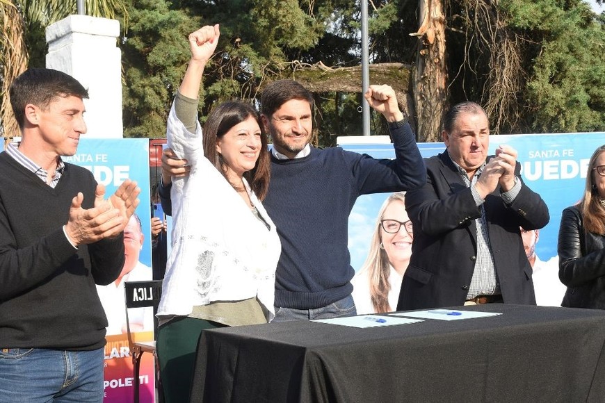 El acuerdo también fue firmado por los candidatos: Paco Garibaldi; Clara García; y Silvina Cian.  Créditos: Guillermo Di Salvatore