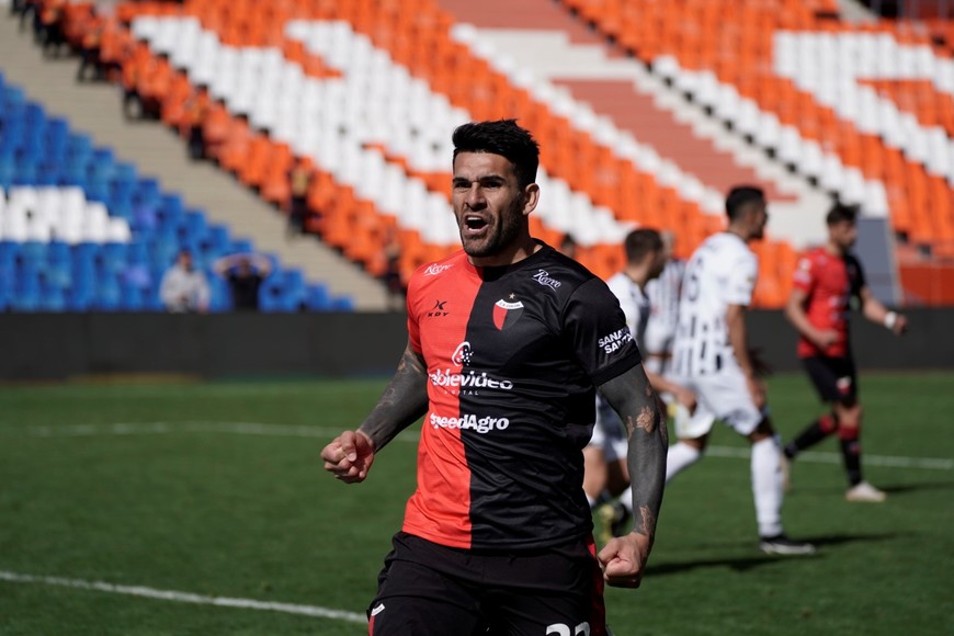 Javier Toledo marcó el segundo gol de Colón durante el partido con Talleres, malogró un penal y otra vez irá al banco de relevos esperando tener otra vez la oportunidad de entrar, como lo hizo -y bien- ante los cordobeses en Mendoza.