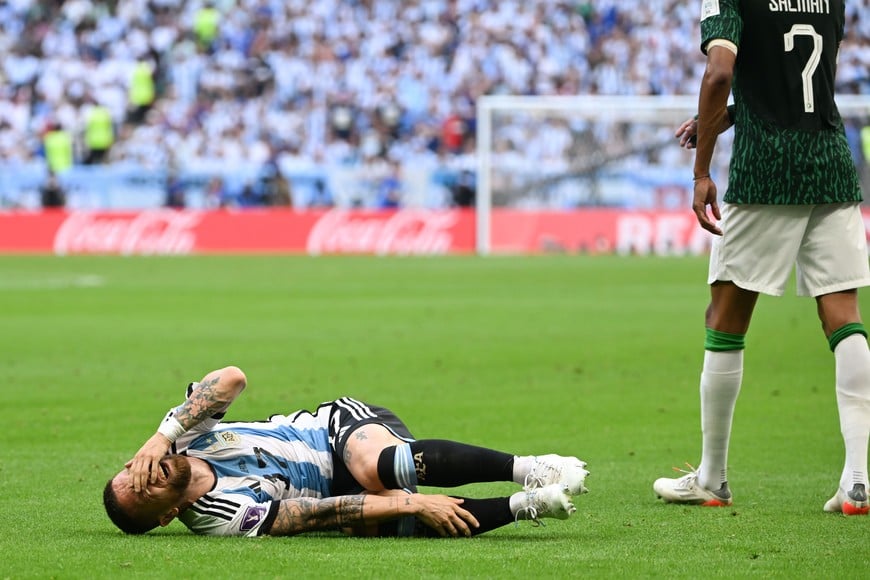 (221122) -- LUSAIL, 22 noviembre, 2022 (Xinhua) -- Alejandro Gómez (i), de Argentina, reacciona después de recibir una falta durante el partido del Grupo C entre Argentina y Arabia Saudí en la Copa Mundial de la FIFA 2022 en el Estadio Lusail, en Lusail, Qatar, el 22 de noviembre de 2022. (Xinhua/Li Ga) (ah) (vf)