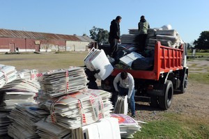 El primer camión cargado de carteles partió hacia la ciudad de Paraná, a donde funciona la planta recicladora.

MCSF