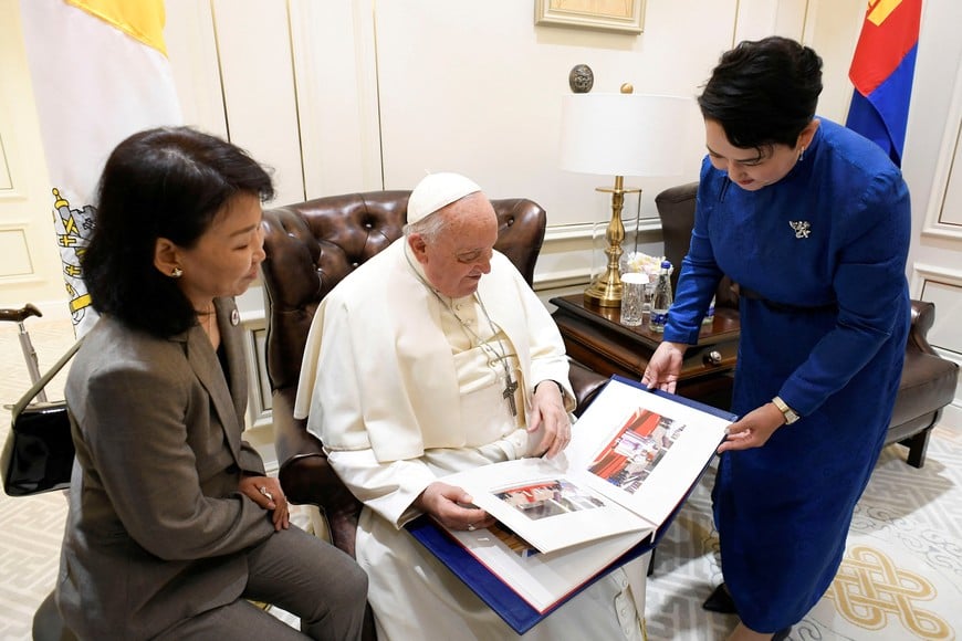 Pope Francis looks at pictures as he meets with Mongolia's Foreign Minister Batmunkh Battsetseg during his apostolic journey in Ulaanbaatar, Mongolia September 4, 2023. Vatican Media/­Handout via REUTERS    ATTENTION EDITORS - THIS IMAGE WAS PROVIDED BY A THIRD PARTY.