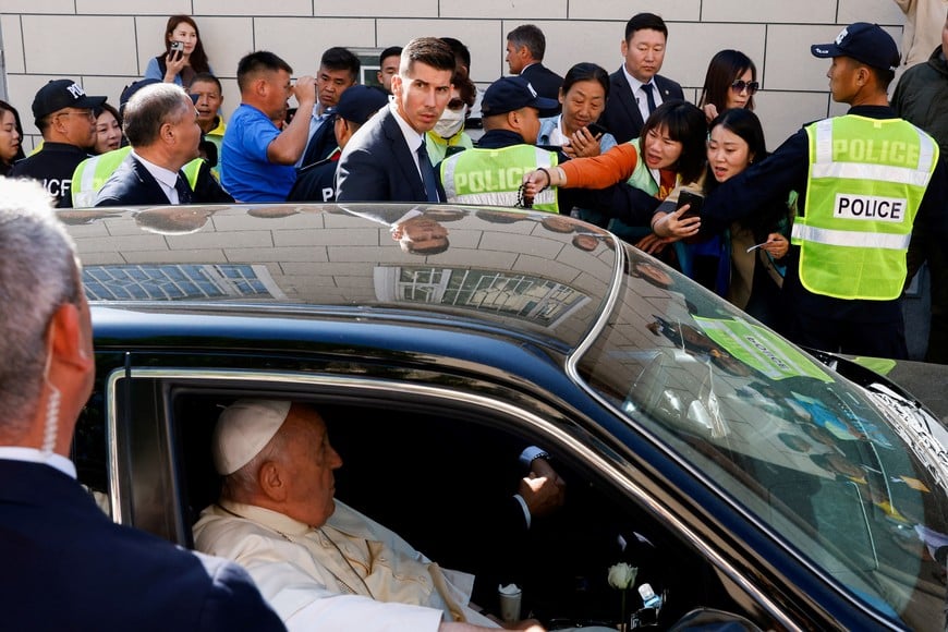 People react as Pope Francis passes by on the day the Pope meets with charity workers and attends the inauguration of the House of Mercy, during his Apostolic Journey in Ulaanbaatar, Mongolia September 4, 2023. REUTERS/Carlos Garcia Rawlins