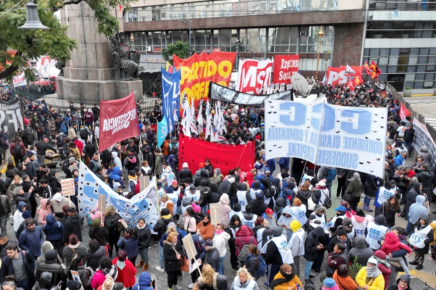 Organizaciones de derechos humanos, políticas y sindicales se movilizaron a la Legislatura porteña.