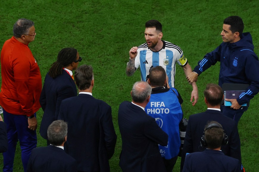 Soccer Football - FIFA World Cup Qatar 2022 - Quarter Final - Netherlands v Argentina - Lusail Stadium, Lusail, Qatar - December 10, 2022 
Argentina's Lionel Messi with Netherlands coach Louis van Gaal and assistant coach Edgar Davids after the penalty shootout as Argentina progress to the semi finals and Netherlands are eliminated from the World Cup REUTERS/Paul Childs