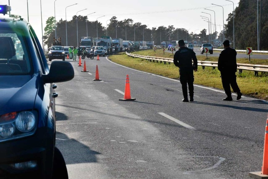 Policía, Gendarmería y servicios de emergencias trabajaban en la zona del incidente. Crédito: Flavio Raina