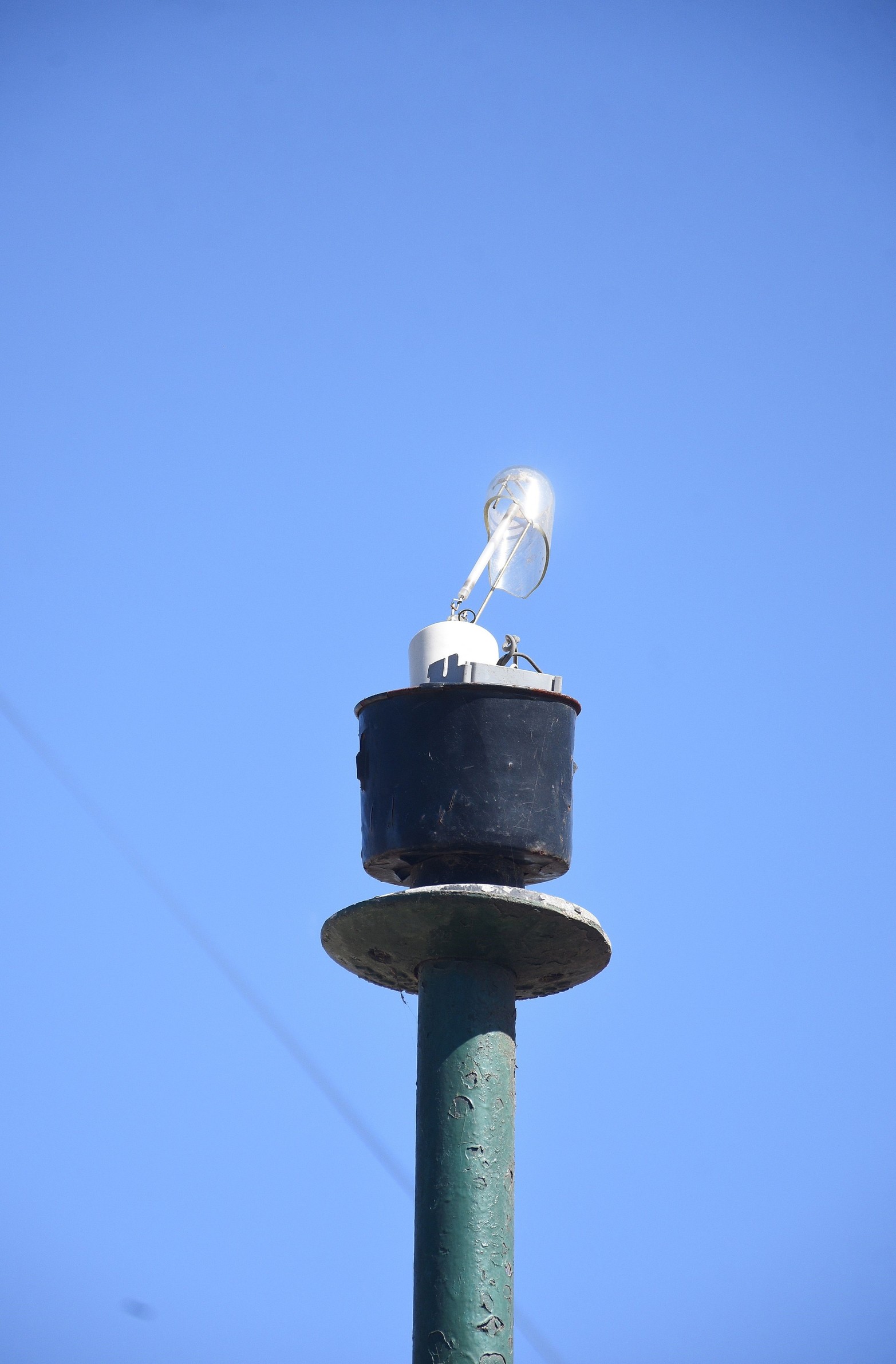 Las luminarias son rotas por vecinos que no quieren iluminación. “Cuando vino la Municipalidad a reponer los focos, al otros día ya estaban todos rotos" expresó un vecino. 