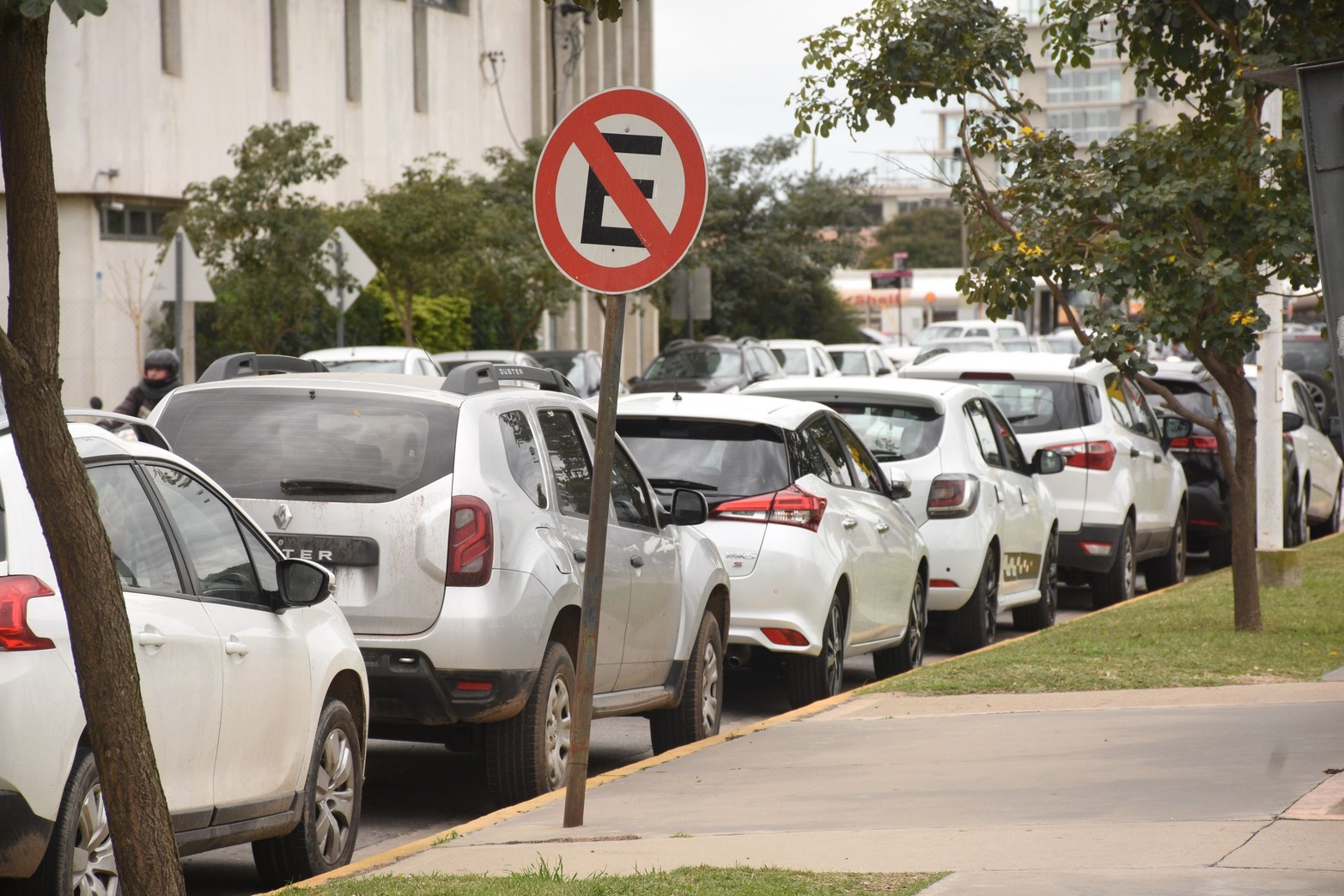 Aunque los carteles están indicando que no se puede estacionar, el haber un vacío legal los usurarios de la zona hacen caso omiso a las señales.