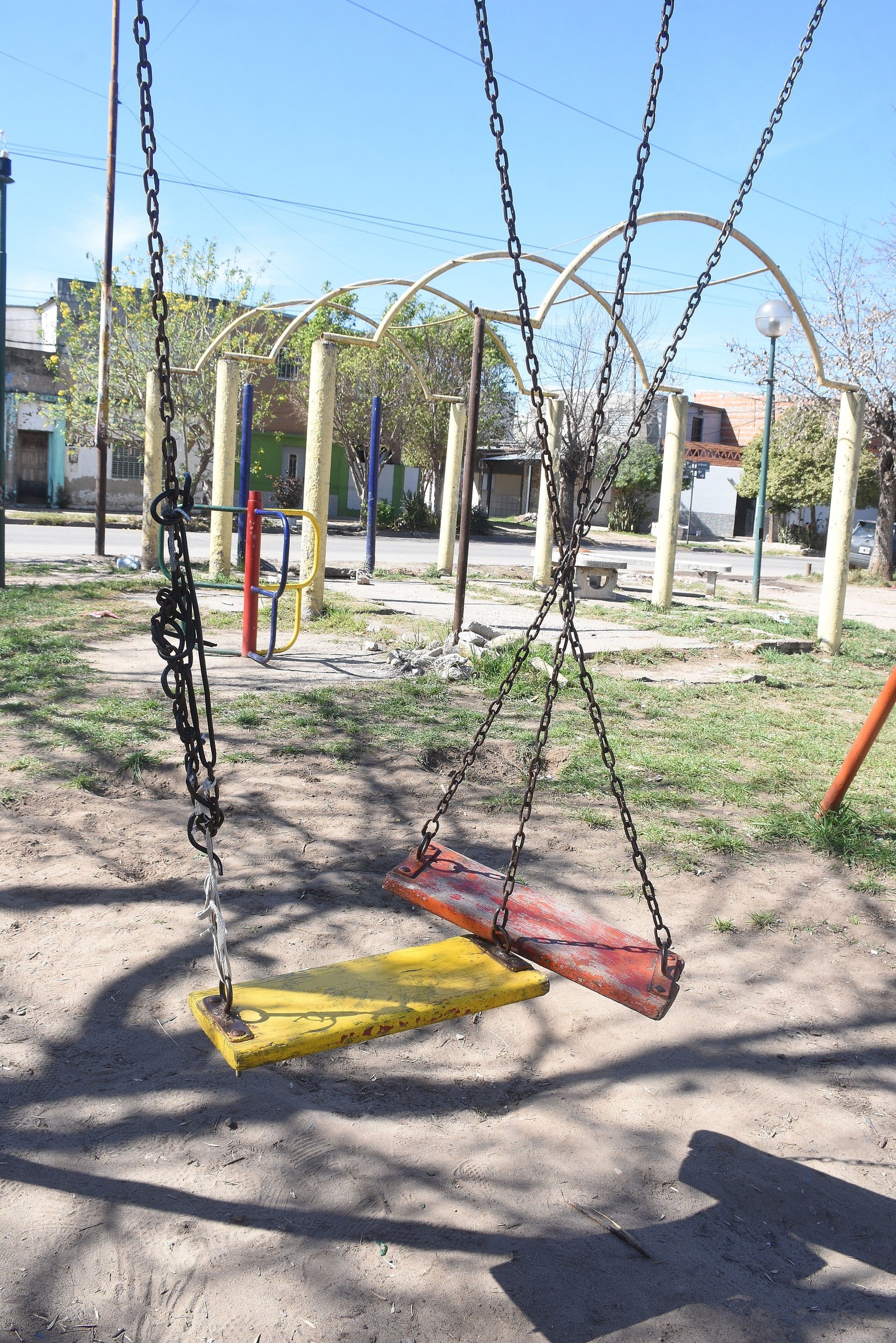 La plaza está vandalizada.