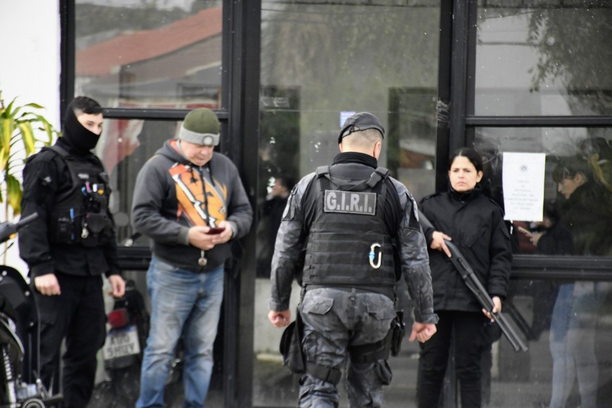 La comisaría 10ª fuertemente custodiada esta mañana. Crédito: Marcelo Manera