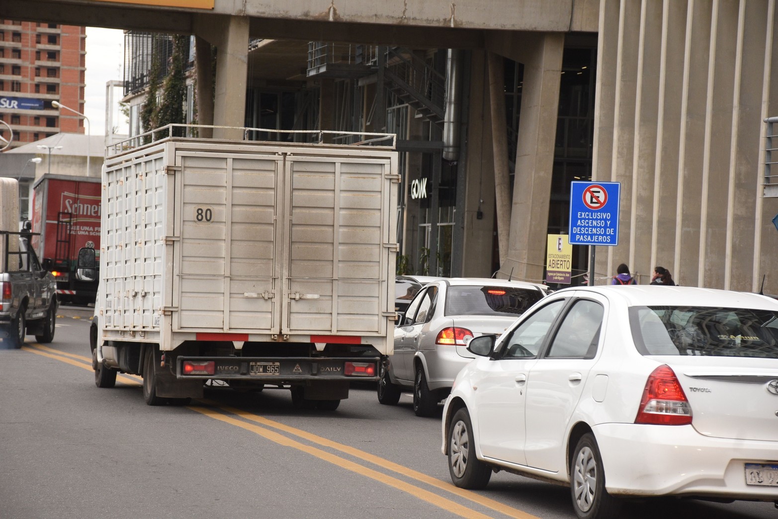 Desaprensión ciudadana. El estacionamiento en las calles del Puerto de Santa Fe es un descontrol.
