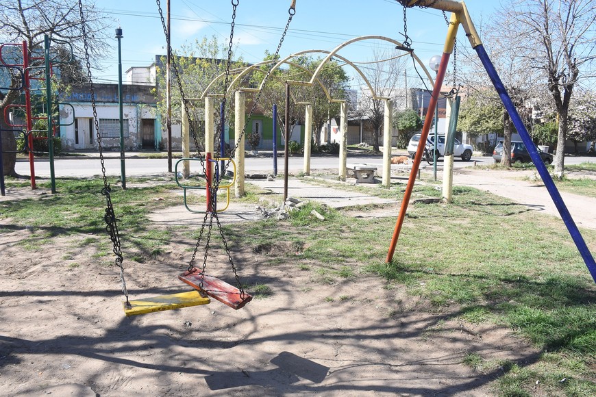 "Mirá la plaza, mirá las hamacas. Está todo destruido", expresó Milagros.