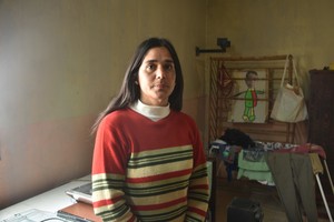 Silvana vive en barrio Pompeya y sufrió cuatro robos en su vivienda. Crédito: Flavio Raina.