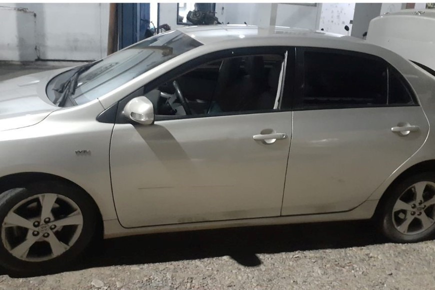 El Toyota Corolla que había sido robado en zona céntrica.  Crédito: El Litoral.