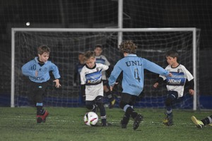 Largaron. Los niños de las distintas categorías del fútbol infantil de la región pusieron a rodar la pelota en la primera jornada del torneo El Lagunerito. Crédito: Manuel Fabatía.