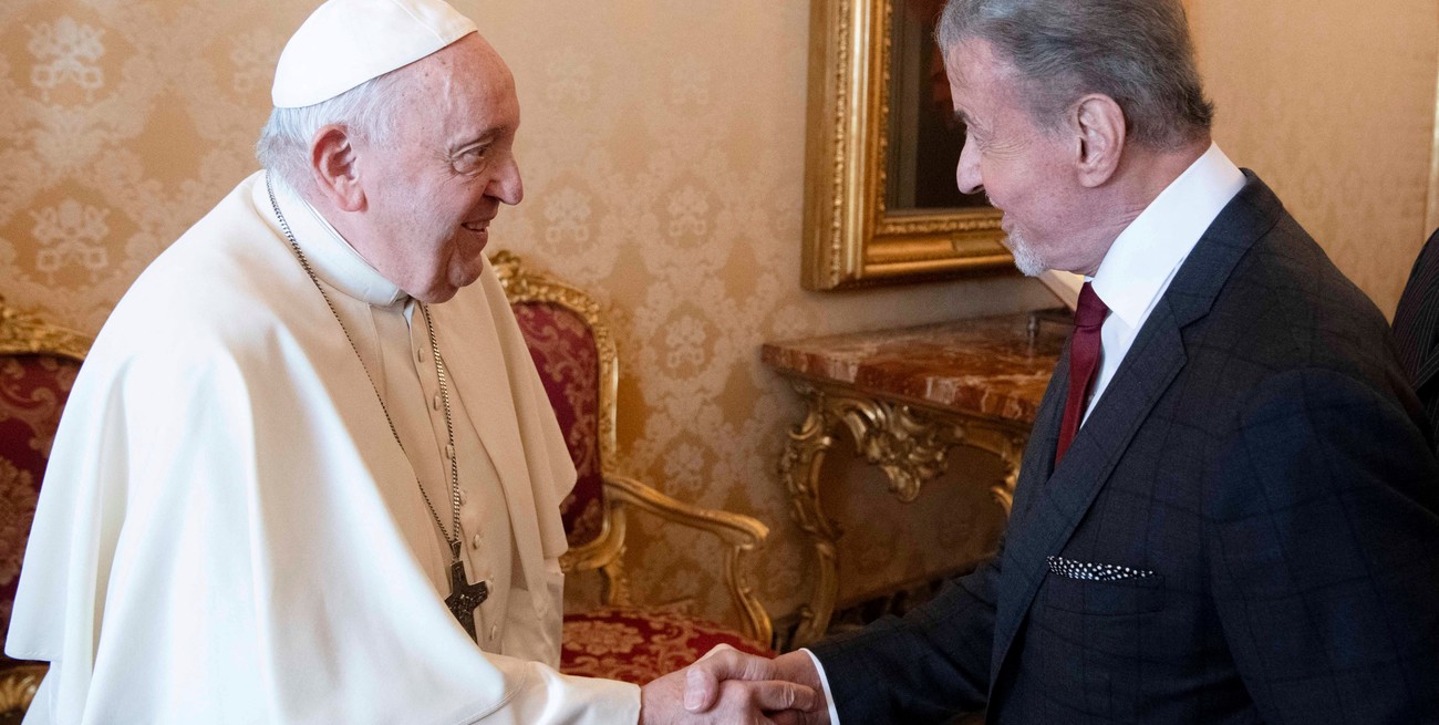 El divertido intercambio entre el papa Francisco y Sylvester Stallone: "¿Listo para boxear?"