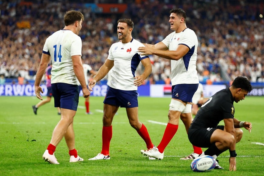 Rugby Union - Rugby World Cup 2023 - Pool A - France v New Zealand - Stade de France, Saint-Denis, France - September 8, 2023
France's Melvyn Jaminet celebrates scoring their second try with teammates Damian Penaud and Paul Boudehent REUTERS/Christian Hartmann