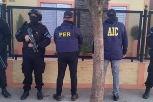 Los allanamientos fueron realizados por personal de la División Homicidios de la Policía de Entre Ríos, junto a sus pares de la AIC de Santa Fe. Crédito: El Litoral.