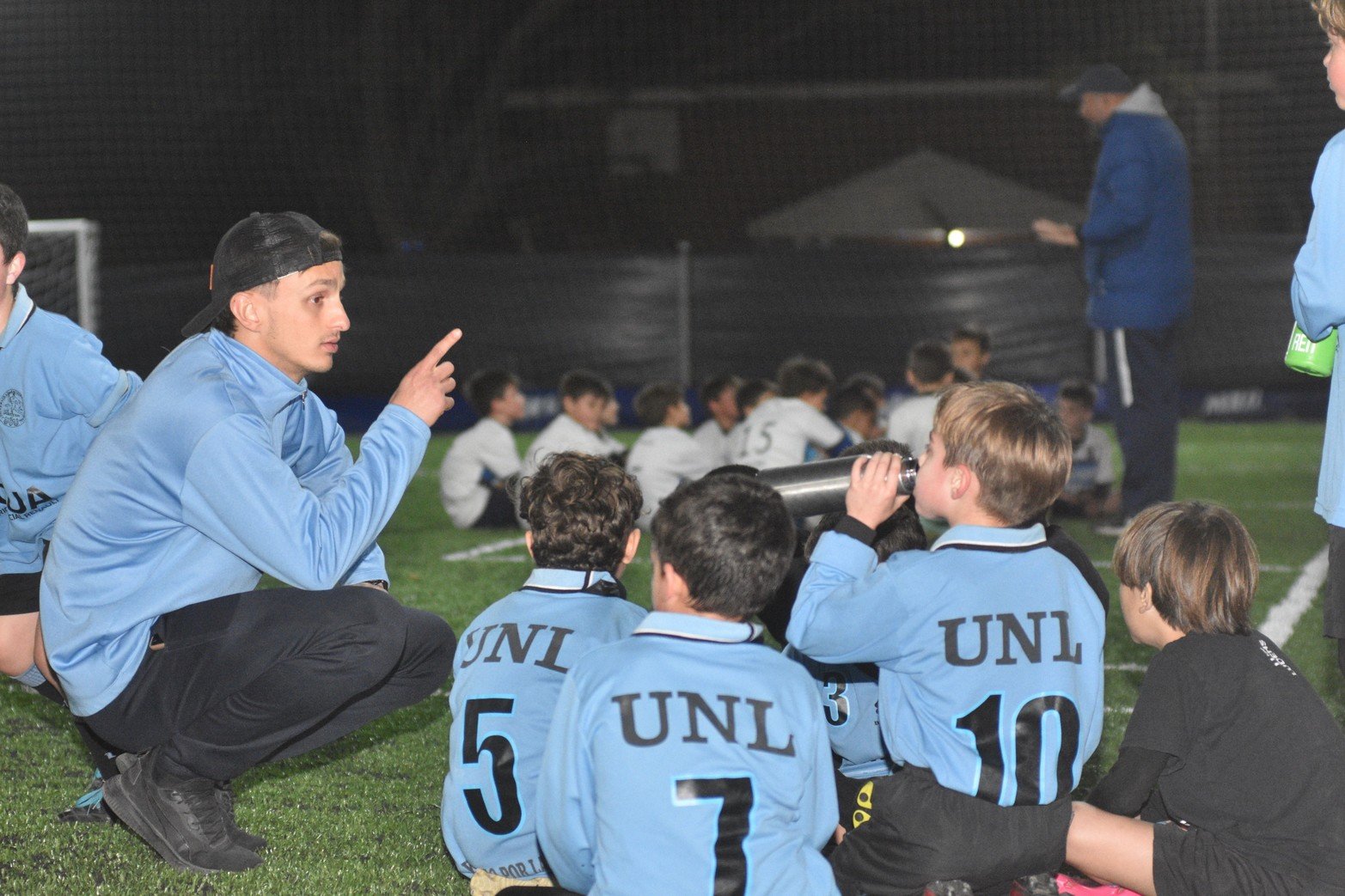 El profe habla, los chicos escuchan. Una escena del torneo de fútbol infantil.