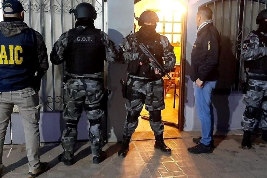 Los allanamientos fueron realizados por personal de la División Homicidios de la Policía de Entre Ríos, junto a sus pares de la AIC de Santa Fe. Crédito: El Litoral.