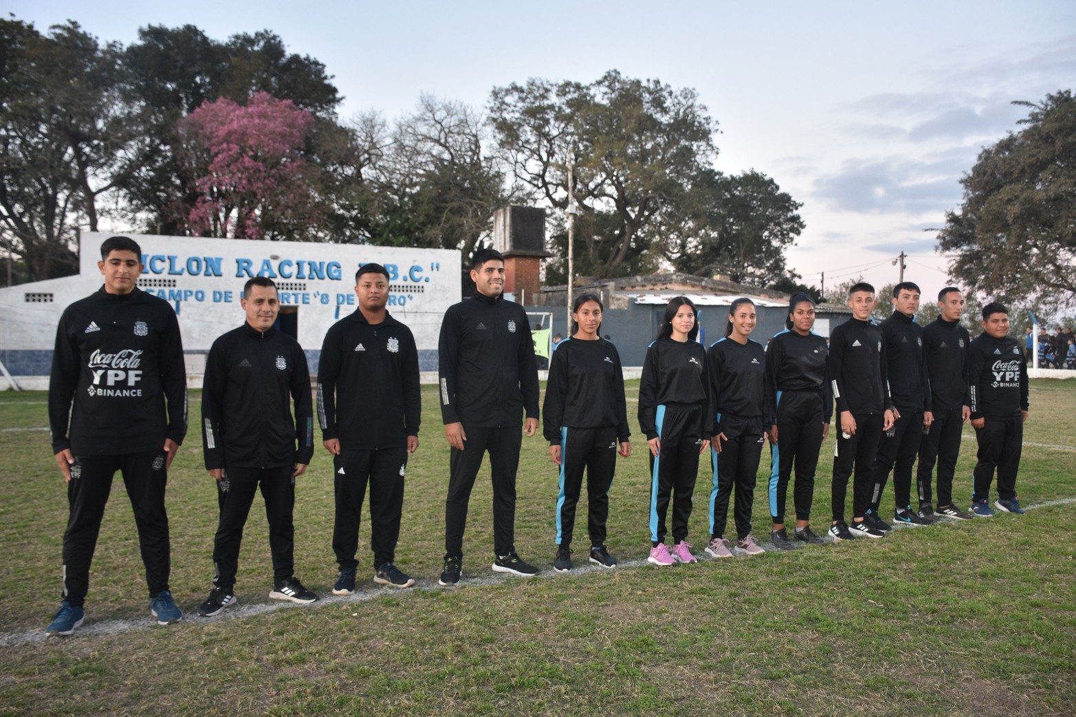 Los árbitros que imparten justicia en el torneo.