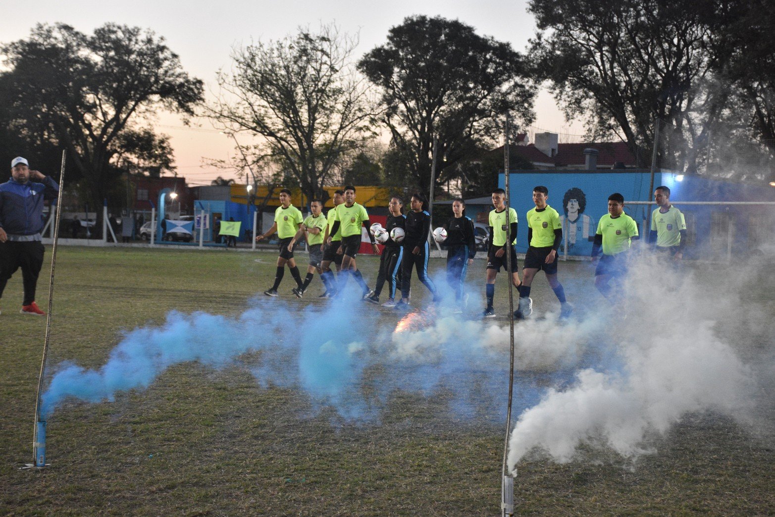 Con bengalas. Así fue el recibimiento en el inicio del torneo.