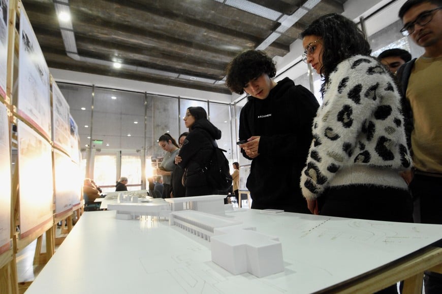 La muestra fue elaborada en conjunto entre la Facultad de Arquitectura y Urbanismo (Fadu-UNL) y el Colegio de Arquitectura de la Provincia de Santa Fe (CAPSF D1).