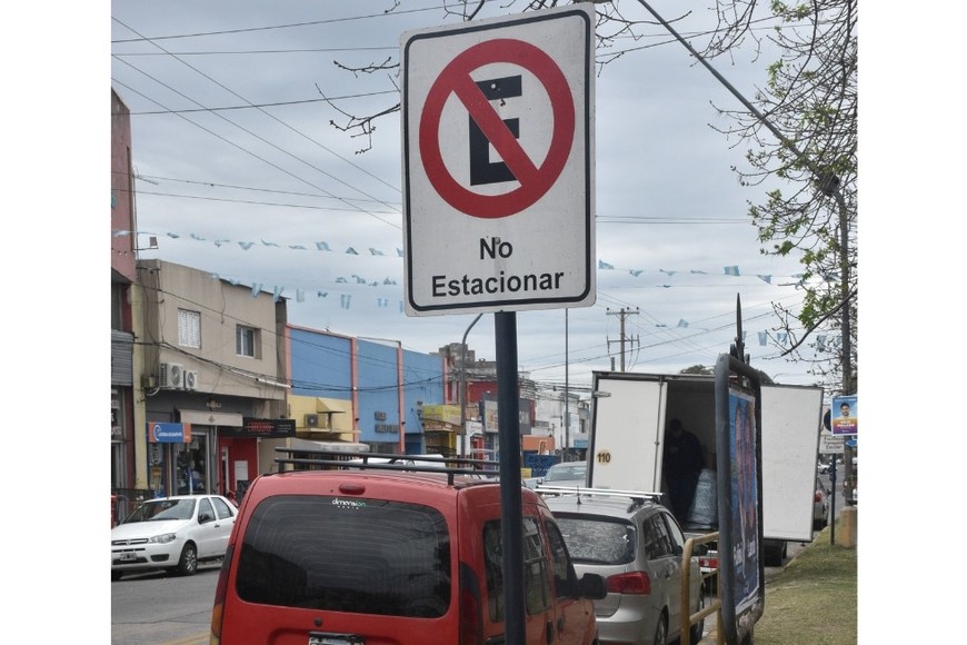 Mal estacionado. Los autos impiden la circulación fluida hacia el norte de la ciudad. Crédito: Flavio Raina