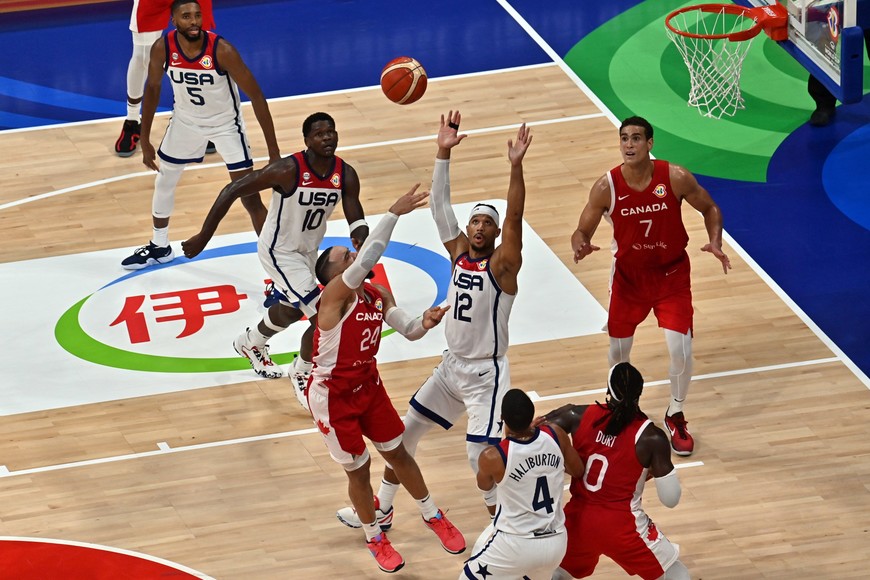 Basketball - FIBA World Cup 2023 - Third-Place Playoff - United States v Canada - Mall of Asia Arena, Manila, Philippines - September 10, 2023
Canada's Dillon Brooks in action with Josh Hart of the U.S. REUTERS/Lisa Marie David