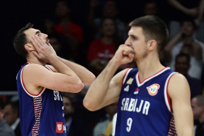 Basketball - FIBA World Cup 2023 - Final - Germany v Serbia - Mall of Asia Arena, Manila, Philippines - September 10, 2023
Serbia's Nikola Milutinov and Vanja Marinkovic look dejected REUTERS/Eloisa Lopez