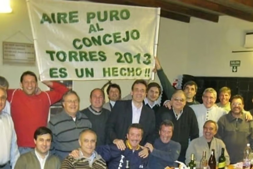 En el centro de la imagen, Carlos Torres (sentado), Leonel Maximino (detrás de Torres) y, más atrás, Pullaro.