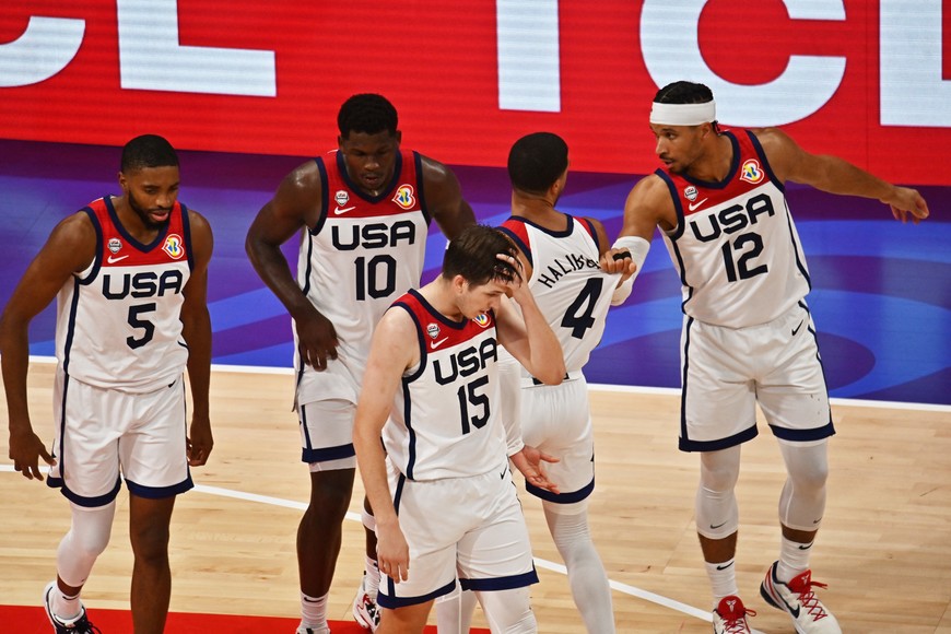 Basketball - FIBA World Cup 2023 - Third-Place Playoff - United States v Canada - Mall of Asia Arena, Manila, Philippines - September 10, 2023
Austin Reaves of the U.S. and teammates look dejected REUTERS/Lisa Marie David