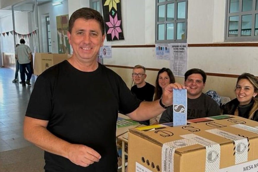 Pirola obtuvo 30.162 votos, frente a los 26.136 del candidato de Unidos para Cambiar Santa Fe, Marcelo Dellaporta: 26.136. En tanto Natalia Baroni sumó 5.819 sufragios y quedó en el tercer lugar.