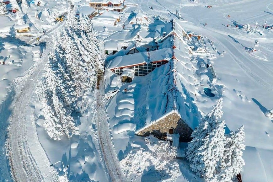 La nieve tapó todo, incluso a los autos que quedaron a la intemperie.