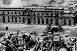 La Moneda ardiendo tras el bombardeo liderado por Augusto Pinochet que el 11 de septiembre de 1973