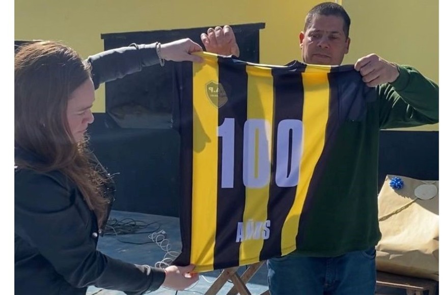 Miguel Palermo con la camiseta del centenario de Progresista. Crédito: Gentileza.