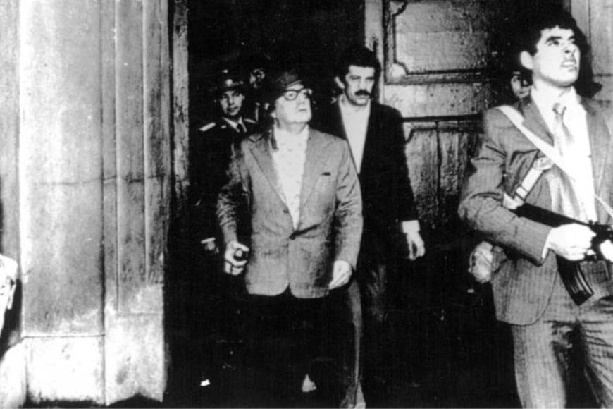 La última imagen del presidente Salvador Allende, mientras el palacio de La Moneda era bombardeado