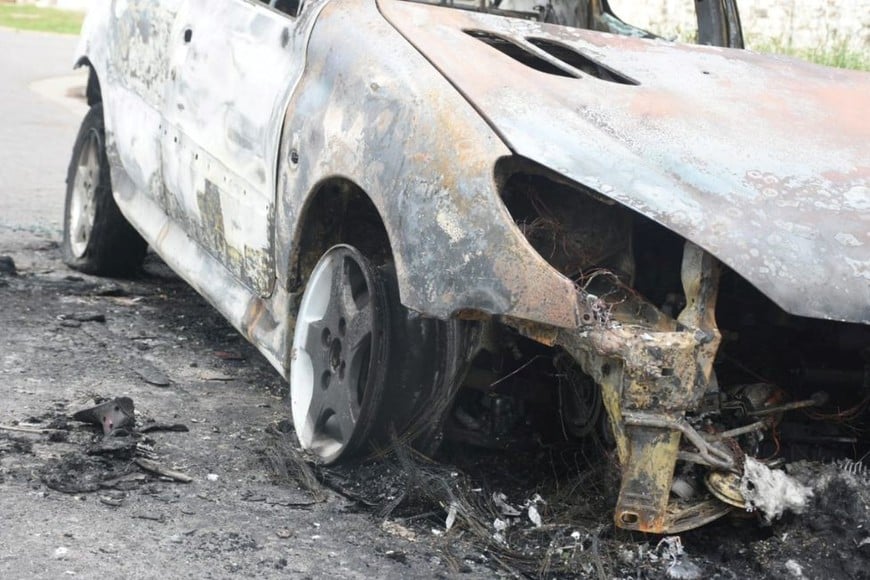 El Peugeot 206 que fue incendiado en Lavalle 5100.  Crédito: Guillermo Di Salvatore.