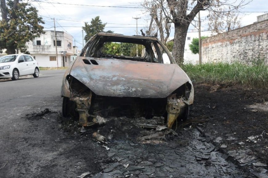 El Peugeot 206 que fue incendiado en Lavalle 5100.  Crédito: Guillermo Di Salvatore.